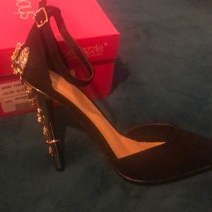 “Jules” black & gold pumps.